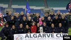 Tim sepak bola nasional putri Amerika berfoto dengan Piala Algarve setelah mengalahkan Islandia 4-2 dalam babak final, Rabu (9/3) di Faro, Portugal.