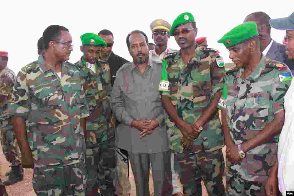 Madaxweynaha oo la taagan ciidanka ku sugan Beledweyne