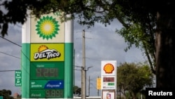 이란 전쟁의 여파로 유가가 급등하는 가운데 미국 플로리다주 타이터스빌의 한 주유소에 기름값이 표시되어 있다. (2026년 3월 31일)