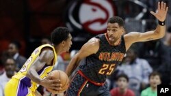 Lou Williams, à gauche, alors avec les LA Lakers,,contre Thabo Sefolosha des Atlanta Hawks, Atlanta, le 2 novembre 2016. (AP Photo/David Goldman)