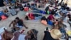 Migrantes que integran una caravana descansan en las afueras de Tapachula, estado de Chiapas, México, el domingo 23 de abril de 2023. 