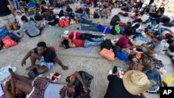 Migrantes que integran una caravana descansan en las afueras de Tapachula, estado de Chiapas, México, el domingo 23 de abril de 2023. 