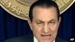 Mubarak oo Awoodihii Qaar Wareejiyay