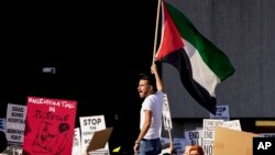 Pendukung pro-Palestina menggelar demonstrasi, Jumat, 20 Oktober 2023, di Atlanta, mengkritik Israel dan tanggapan pemerintahan Biden terhadap serangan Hamas pada 7 Oktober yang memicu perang Israel-Hamas saat ini. (Foto: AP/Mike Stewart)