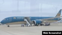 Máy Boeing 787 của Vietnam Airlines đậu tại sân bay Fukuoka, Nhật để kiểm tra an ninh sau khi bị dọa bắn, ngày 5/1/2022. Photo by VNExpress.