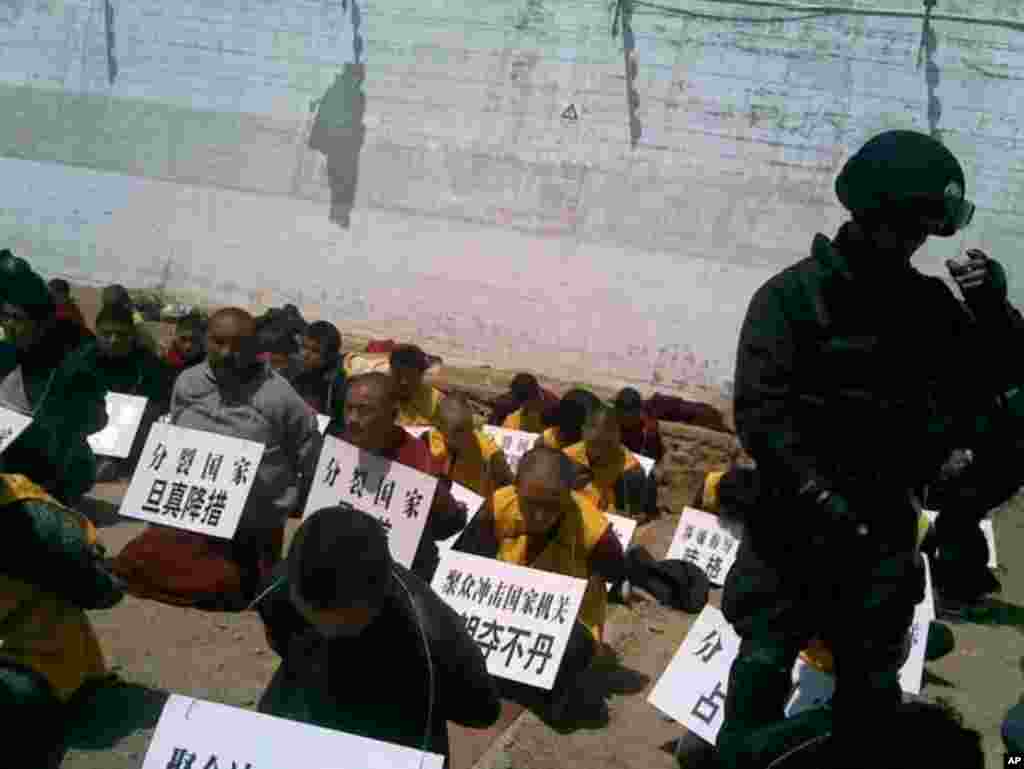 中国警方镇压西藏僧侣照片