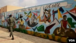 Graffiti on a prison wall in Dakar: "Deprived of Liberty, but not of Dignity." (A. Grovestins/VOA)