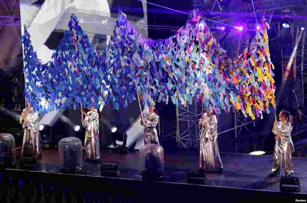 فنکاروں کی پرفارمنس کے دوران بھی مختلف رنگوں کی روشنیوں نے محفل کا سماع باندھے رکھا۔