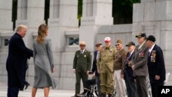  Presidente Trump e primeira-dama Melania Trump encontraram-se com veteranos da Segunda Guerra por ocasião do 75º aniversário em Washington DC, 8 de maio 2020