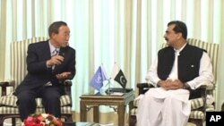 U.N. Secretary-General Ban Ki-moon, left, talks with Pakistani Prime Minister Yousuf Raza Gilani at prime minister's house in Islamabad, Pakistan, Sunday, Aug. 15, 2010.