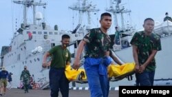 TNI Angkatan Laut melakukan evakuasi korban akibat kapal tenggelam di perairan Pondok Dayung, Teluk Jakarta hari Minggu 21/3 (courtesy: Twitter TNI-AL) 