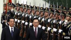 Presiden Tiongkok Hu Jintao (kiri) menyambut kunjungan Presiden Korsel, Lee Myung-bak dalam upacara kehormatan di Beijing (9/1).