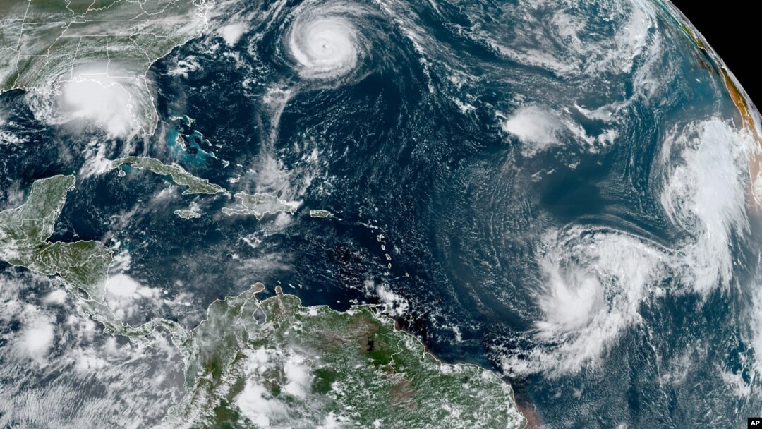 Imagen de satélite muestra cinco ciclones en la cuenca atlántica el 14 de septiembre de 2020. El huracán Sally sobre el golfo de México, el huracán Paulette sobre las Bermudas, la tormenta tropical René y las tormentas Teddy y Vicky.