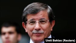 Menlu Turki Ahmet Davutoglu saat menyampaikan pernyataan kepada media di Ankara, 30 Agustus 2013 (Foto: dok).