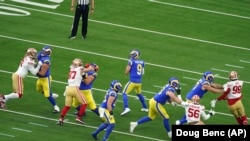 Ofanzivna linija LA Ramsa štiti quarterbacka Matthewa Stafforda u finalu NFC konferencije protiv San Francisco 49ersa (30. januar 2022).
