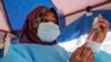 ARCHIVO - Una enfermera se prepara para administrar una vacuna de AstraZeneca contra el COVID-19, en un centro de salud en el barrio de bajos ingresos de Kibera en Nairobi, Kenia, el 20 de enero de 2022.