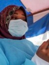 ARCHIVO - Una enfermera se prepara para administrar una vacuna de AstraZeneca contra el COVID-19, en un centro de salud en el barrio de bajos ingresos de Kibera en Nairobi, Kenia, el 20 de enero de 2022.