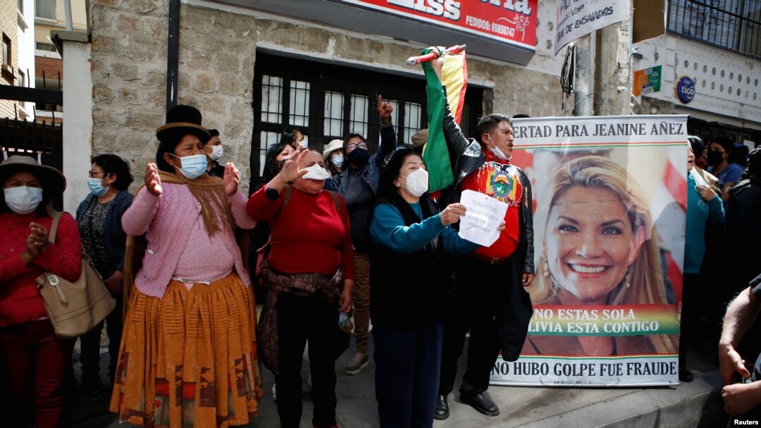 Los manifestantes participan en una marcha exigiendo que la expresidenta de Bolivia, Jeanine Anez, se defienda en libertad en La Paz, Bolivia, el 25 de agosto de 2021. 
