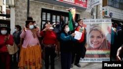 Manifestanes bolivianos demandan la libertad de la expresidenta Janine Áñez en La Paz el 25 d agosto de 2021. Foto Reuters.