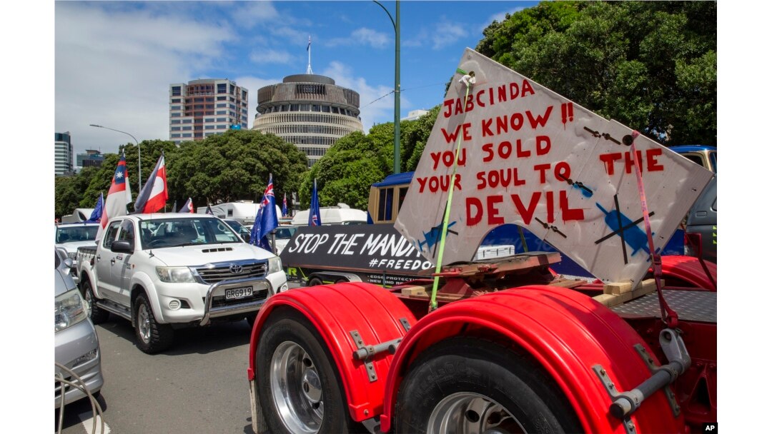 Konvoi kendaraan memblokir jalan dekat Parlemen Selandia Baru di Wellington Selasa, 8 Februari 2022. (Mark Mitchell/New Zealand Herald via AP)