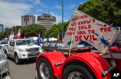 Konvoi kendaraan memblokir jalan dekat Parlemen Selandia Baru di Wellington Selasa, 8 Februari 2022. (Mark Mitchell/New Zealand Herald via AP)