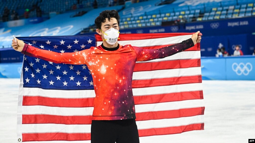 美国滑冰运动员陈巍（Nathan Chen）获北京冬奥会男单花样滑冰金牌。（2022年2月10日）(photo:VOA)