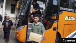 Warga turun dari bus yang membawa mereka dari Mapolres Purworejo ke rumahnya di Wadas, Rabu, 9 Februari 2022. (Foto: Humas Jateng)