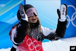 Chloe Kim, yon Ameriken reyaji apre pefomans li nan konpetisyon fanm halfpipe snowboard la nan Jezolenpik Ive Peken yo, 10 Fevriye 2022.