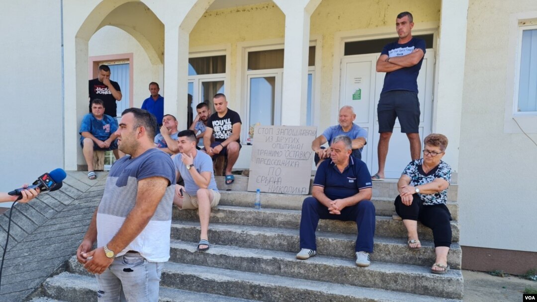 Učesnici protesta na Kosovu (Foto: VOA)