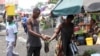 Un Congolais fait des achats au marché de Kinshasa, RDC, le 28 mars 2020.