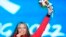 Eileen Gu yang mewakili China meraih medali emas ski gaya bebas putri di Olimpiade Musim Dingin, di Beijing, China, 8 Februari 2022. (Foto: Natacha Pisarenko/AP Photo)
