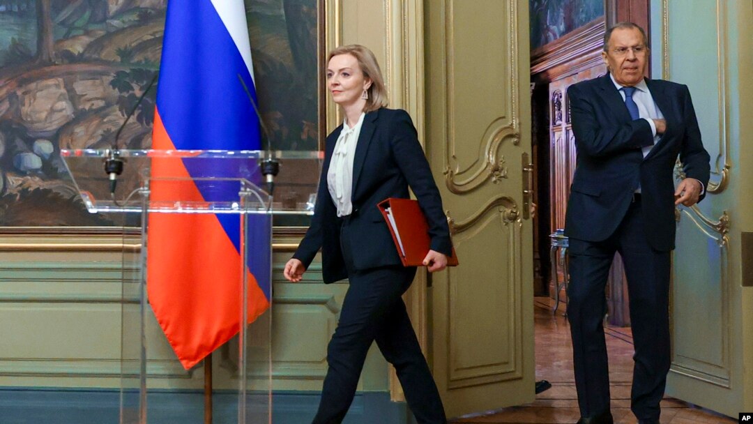 Овој прв бран санкции испраќа јасна порака дека Обединетото Кралство ќе ja искористи економска сила да ѝ нанесе болка на Русија и да ги деградира нејзините стратешки интереси, рече британската министерка за надворешни работи Лиз Трас