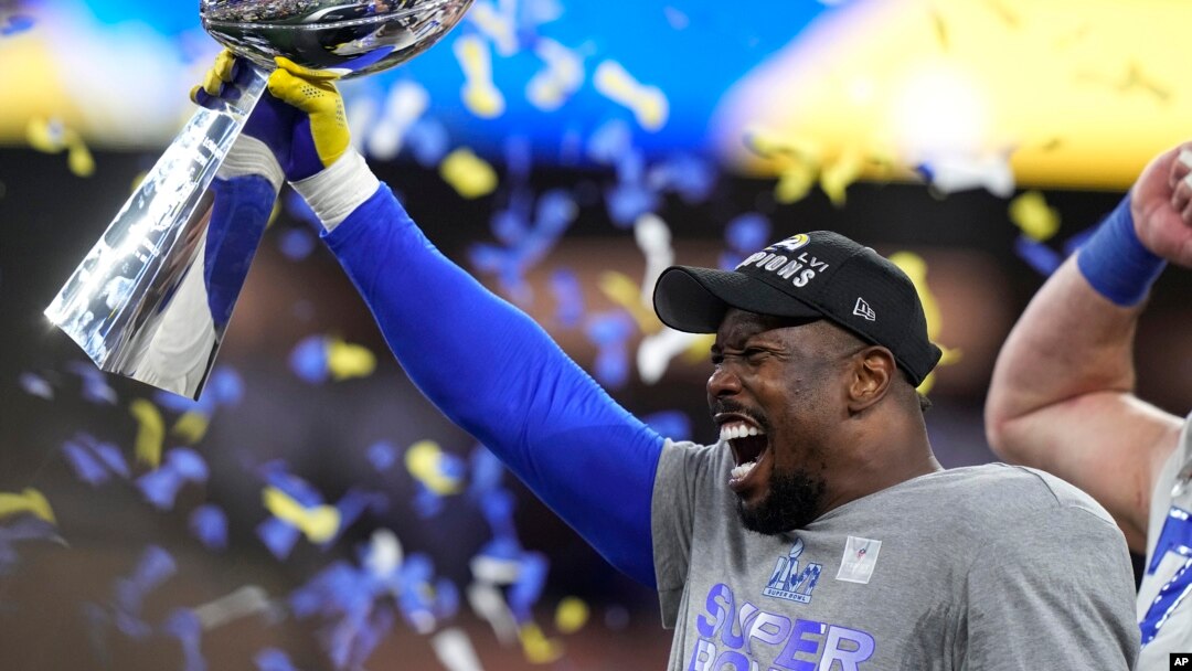 Igrač Los Aneđeles Remsa Von Miler drži trofej posle pobede nad Sinsinati Bengalsima u finalu NFL-a 13. februara 2022. u Inglvudu u Kaliforniji. Foto: AP