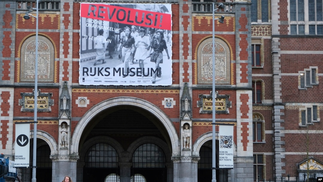 Poster pertunjukan “Revolusi! Kemerdekaan Indonesia” terpampang di luar Museum Nasional di Amsterdam, Belanda, 9 Februari 2022. Pertunjukkan itu menampilkan perjuangan Indonesia merebut kemerdekaan setelah Perang Dunia II berdasarkan penuturan 23 saksi. (Foto: Mike Corder/AP)