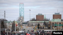 Pengemudi truk dan pendukung memblokir akses ke Jembatan Ambassador, yang menghubungkan Detroit dan Windsor, sebagai protes terhadap mandat vaksin COVID-19, di Windsor, Ontario, Kanada 12 Februari 2022. (Foto: REUTERS/Carlos Osorio)