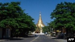Arquivo: Uma rua vazia junto a Shwedagon Pagoda, 10 Dez., 2021, quando manifestantes convocaram uma 'greve silenciosa' em protesto contra o golpe militar. Yangon, Myanmar.