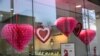 资料照片：新冠疫情期间，首都华盛顿近郊的马里兰州贝塞斯达一家商店橱窗提前摆放出“情人节”装饰。(2022年12月11日)