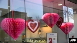 资料照片：新冠疫情期间，首都华盛顿近郊的马里兰州贝塞斯达一家商店橱窗提前摆放出“情人节”装饰。(2022年12月11日)
