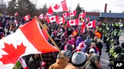 Manifestan Kanadyen kont restriksyon COVID-19 yo, nan vil Windsor, Ontario, Canada, 12 Fevriye 2022. 