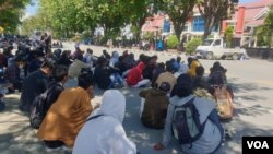 Aksi demonstrasi oleh Aliansi Masyarakat Bersatu di depan kantor Gubernur Sulteng