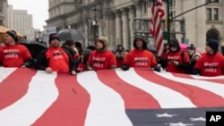 Un grupo de empleados de la ciudad de Nueva York protesta en las calles de la ciudad contra el mandato de vacunas, el 7 de febrero de 2022.