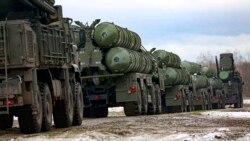 Sistemas de defensa aérea rusos S-400 se ven en un campo de entrenamiento en la región de Brest durante ejercicios militares entre Rusia y Bielorrusia, el 10 de febrero de 2022.