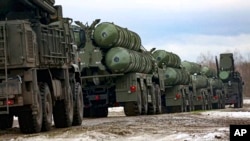 Sistemas de defensa aérea rusos S-400 se ven en un campo de entrenamiento en la región de Brest durante ejercicios militares entre Rusia y Bielorrusia, el 10 de febrero de 2022.