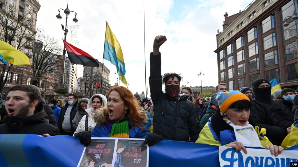 乌克兰民众在首都基辅游行，面对俄罗斯的侵略威胁而显示团结（2022年2月12日）(photo:VOA)