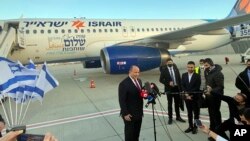 以色列总理贝内特在启程正式访问巴林前在机场的停机坪同媒体讲话。(2022年2月14日)