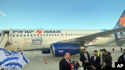 Serokwezîrê Îsraîlê Naftali Bennet li firîngeha Ben Gurion, Tel Avîv, berî ku berê xwe bide Behreynê, 14'ê Sibatê, 2022. 