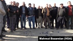 Diyarbakır’da servis şoförleri, akaryakıt zamları nedeniyle gelirlerinin azalmasına tepki gösterdi.