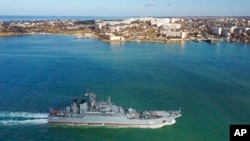 Na ovoj fotografiji koju je objavila pres-služba Ministarstva odbrane Rusije, 10. februara 2022, amfibijski jurišni brod ruske mornarice Kalinjingrad uplovljava u luku Sevastopolj na Krimu.