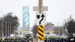 Policías canadienses avanzan para desalojar a manifestantes que bloquearon el acceso al Puente Ambassador, que une a EE. UU. con Canadá, en Windsor, Ontario, el 13 de febrero de 2022.