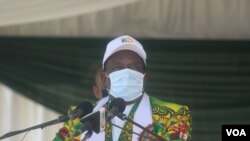 Zimbabwe President Emmerson Mnangagwa addressing thousands of members of the country’s ruling ZANU-PF party in Epworth, Feb. 12, 2022. (Columbus Mavhunga/VOA)